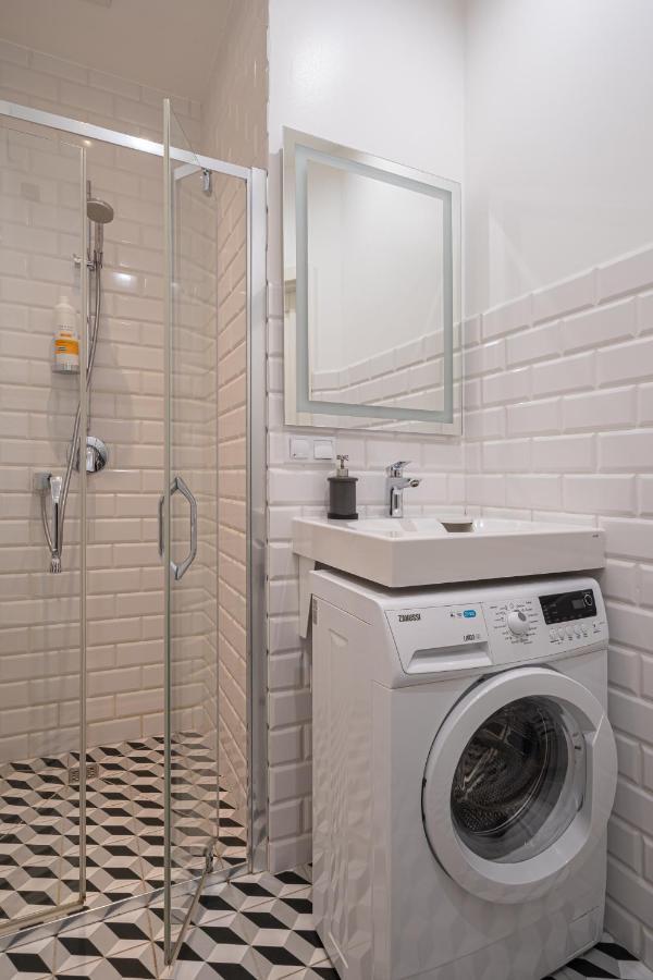 Stylish Studio Close To City Center, Cafes & Parks & Local Dining Riga Ngoại thất bức ảnh
