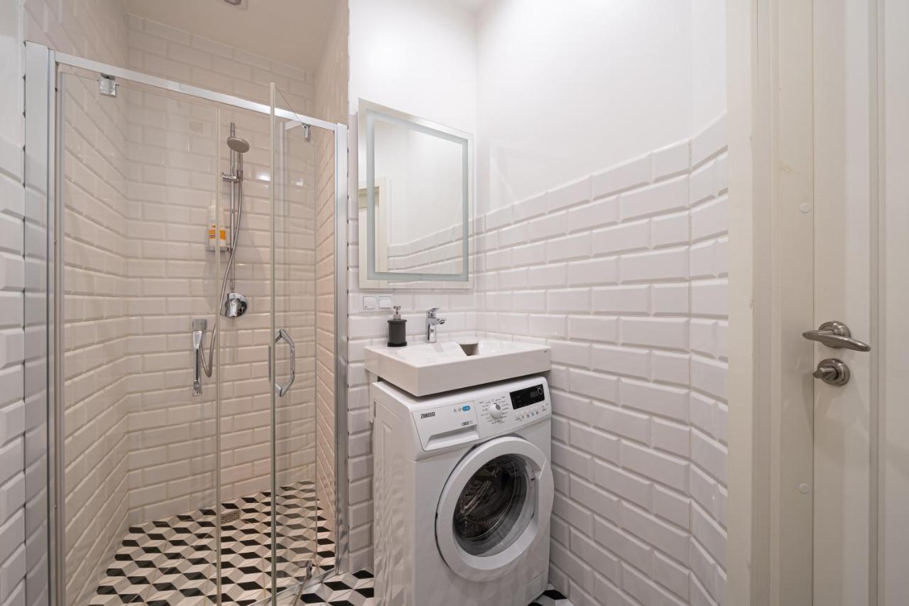 Stylish Studio Close To City Center, Cafes & Parks & Local Dining Riga Ngoại thất bức ảnh