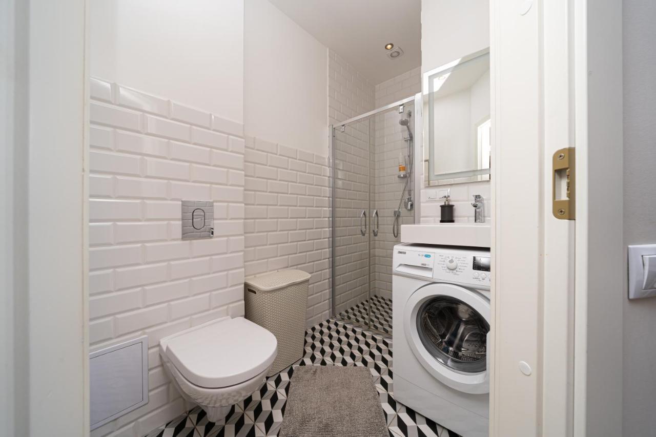 Stylish Studio Close To City Center, Cafes & Parks & Local Dining Riga Ngoại thất bức ảnh