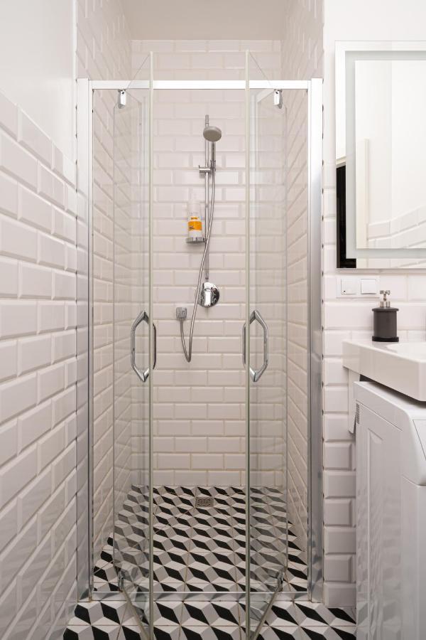 Stylish Studio Close To City Center, Cafes & Parks & Local Dining Riga Ngoại thất bức ảnh